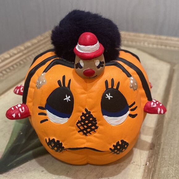 Vintage 1986 Hand Painted Jack-O’Lantern with Pom Pom Spider Friend in Sneakers - Picture 10 of 10